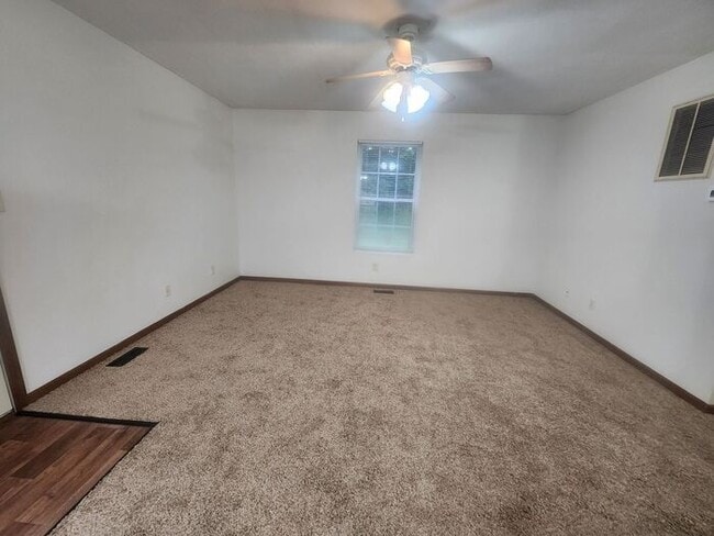 Building Photo - 2 Bedroom Lower Apartment