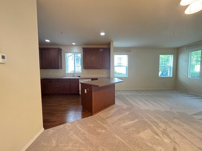 Building Photo - 3 Bedroom Condo in Dupont