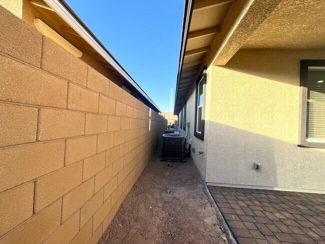 Building Photo - *** MOVE-IN SPECIAL*** BRAND NEW 4 bedroom with In-law suit 3 bath home located in Henderson, NV!