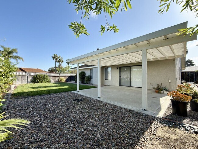 Building Photo - Centrally Located Single Level in Oceanside!