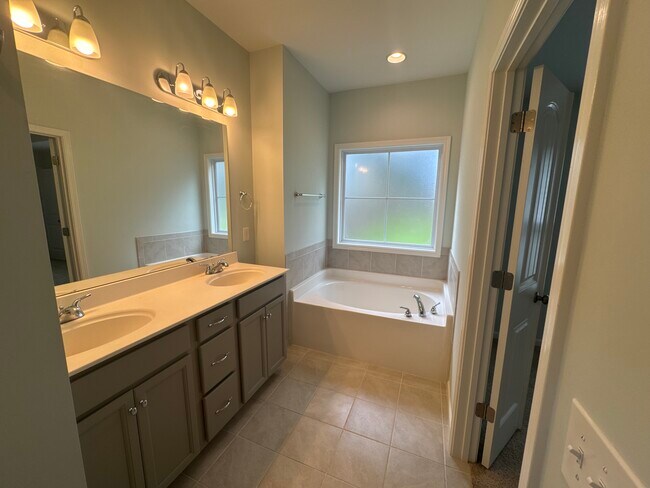 Building Photo - 78 Violetear Rdg