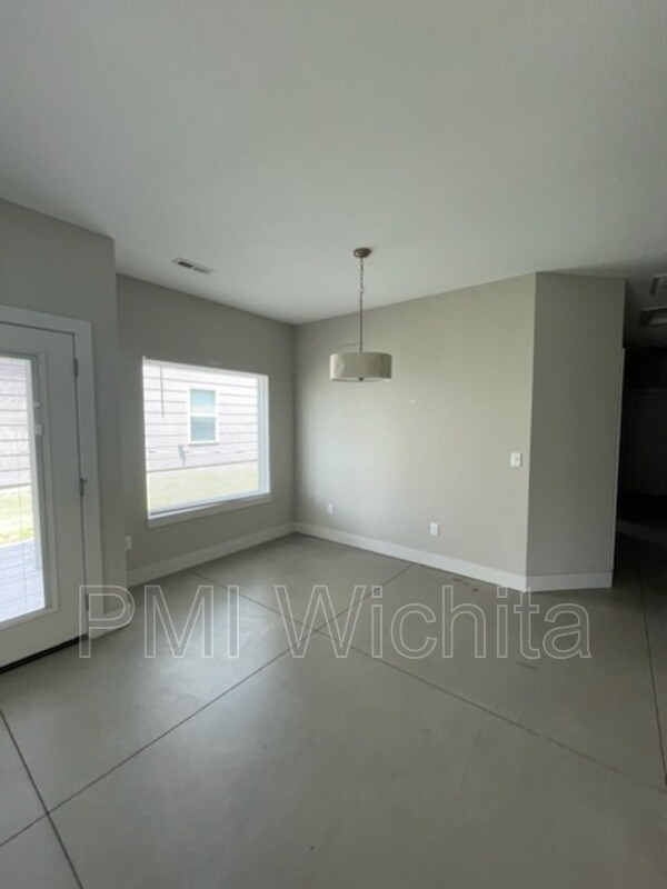 Building Photo - 8111 E 34th Ct S