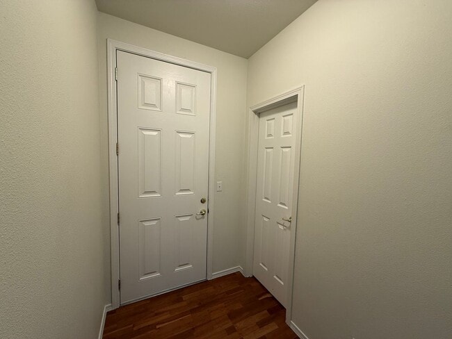 Building Photo - 4 Bed 3 Bath Gated Townhome Near Maplewood Golf