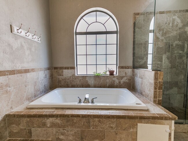 Building Photo - Large 4-Bedroom Home in Edmond Schools
