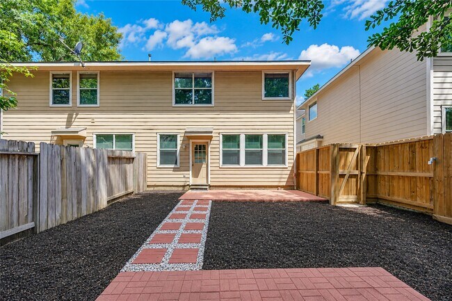 Building Photo - 225 Summerhaze Cir