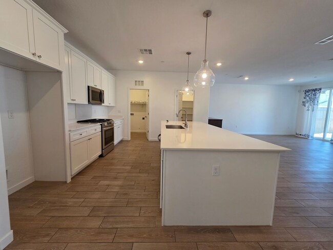 Building Photo - 3 bedroom 2 bathroom home with Solar and y...