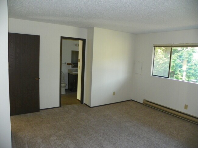 Master Bed/Bath - 1610 Skyline Way