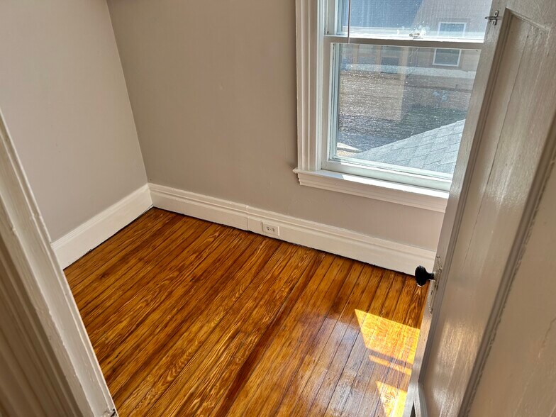 Building Photo - 16 Goebel Place