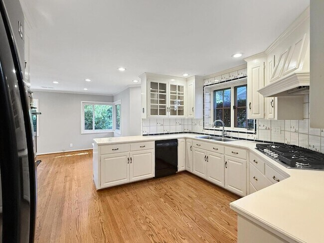 Building Photo - 527 Hilbar Ln