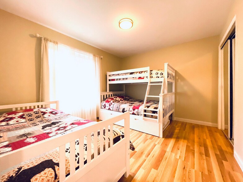 Building Photo - 157 Main St