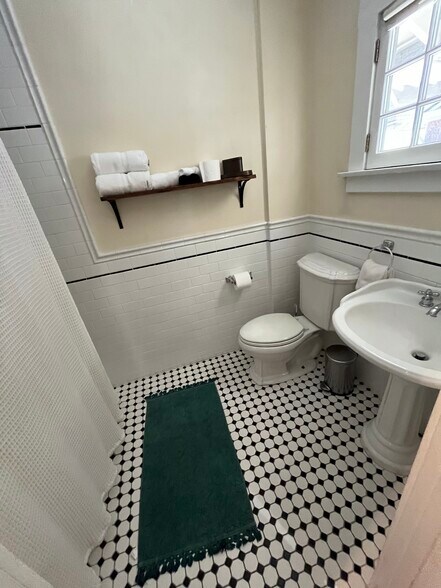 Building Photo - 1524 La Baig Ave