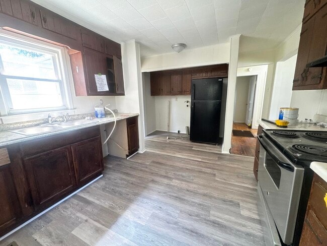 Building Photo - 1404 Kenton St