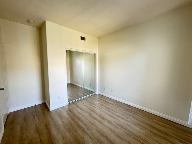 Building Photo - Beautiful 2Bd/2.5Ba Townhome in Rancho Santa Margarita w/2 Car Garage!