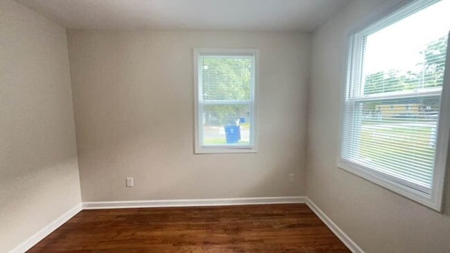 Building Photo - Convenient Columbia Living – Renovated Duplex Near Two Notch & Forest Dr