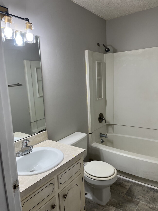 Building Photo - 2 BEDROOM 11/2 BATH TOWNHOME  MINUTES TO D...