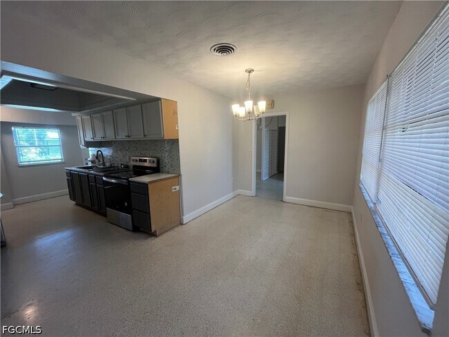 Building Photo - 2031 Maravilla Cir