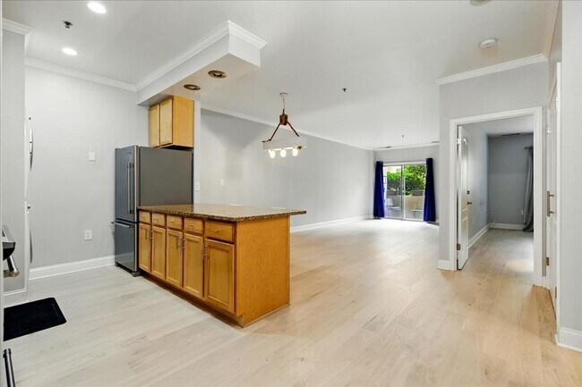 Building Photo - Spacious 1-bedroom, 1-bath condo