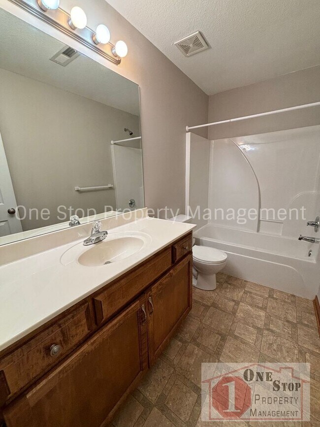 Building Photo - 1105 NW Willow Dr