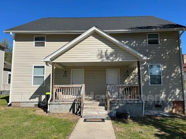 Primary Photo - 216 Walnut St