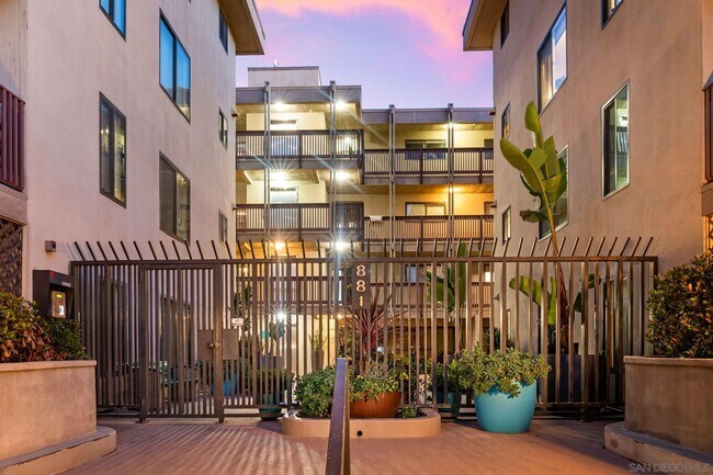 Building Photo - 881 Thomas Ave