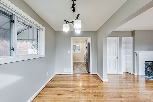 Building Photo - Spacious 3BR/2BA Rambler with Heated Sun-room and Slate Patio!