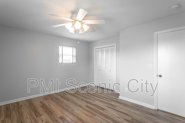 Building Photo - 8140 Holly Crest Dr