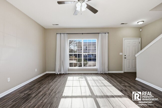 Building Photo - 3 Bedroom End Unit Townhome Near Dorchester and Ladson Road