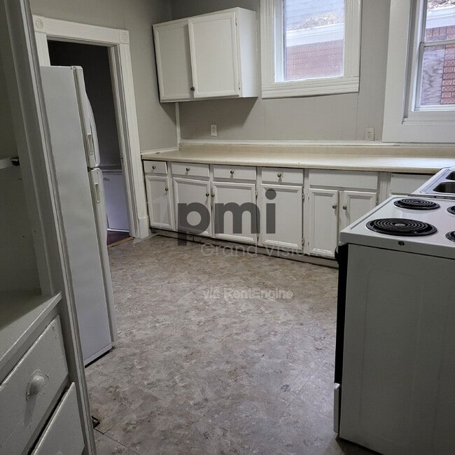 Building Photo - 941 E Cantrell St