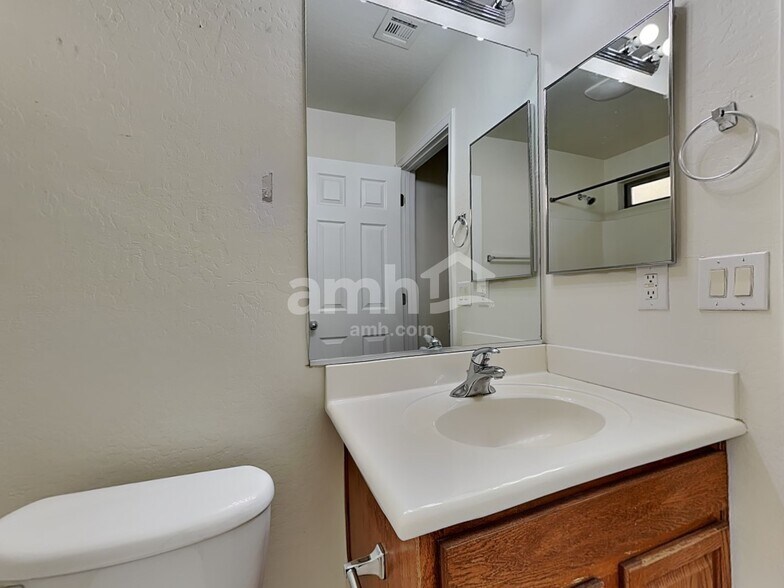 Building Photo - 1651 W Quick Draw Way