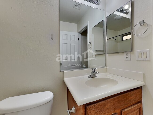 Building Photo - 1651 W Quick Draw Way