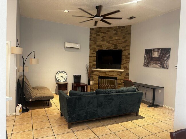 Building Photo - 612 David Curry Dr