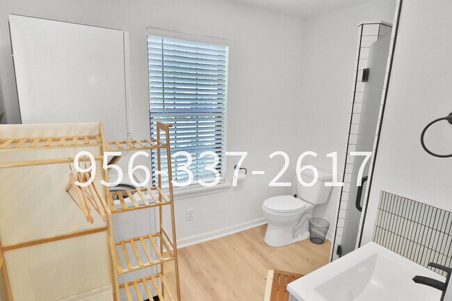 Building Photo - 807 Dreiss St