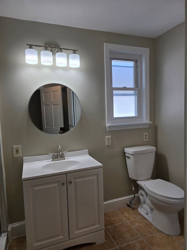 Building Photo - No Brokers Fee, In-Unit Laundry, Eat-in Kitchen, Large bedrooms, 3 Full Bathrooms