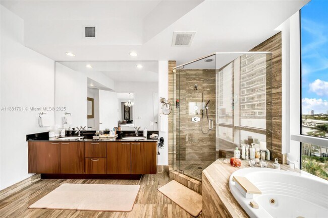 Building Photo - 15901 Collins Ave