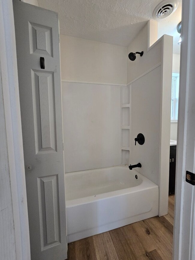 Building Photo - Enderis Park 2 Bedroom 1 Bathroom Single F...