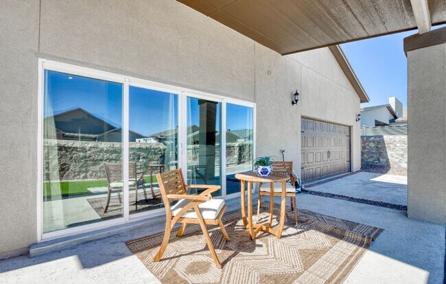 Building Photo - Eastside area for  Short or Long Term Rental(Completely Furnished) Beautiful 4 bed/2.5 baths