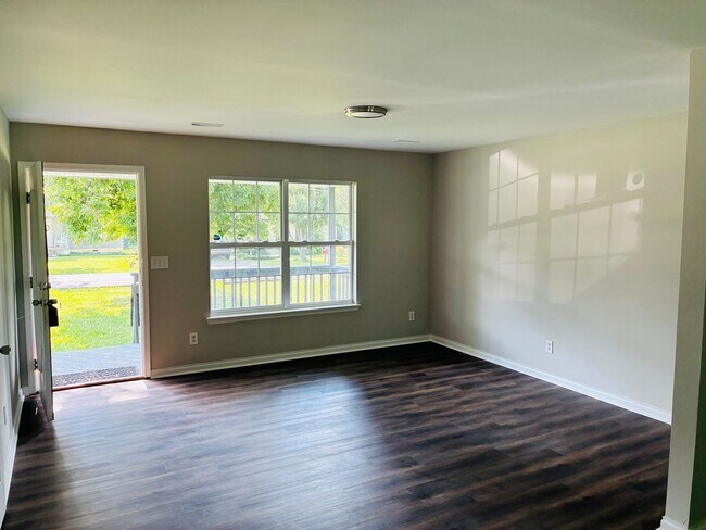 Building Photo - Freshly Renovated 3BR/2BA Home with Huge Fenced Backyard | Section 8 Welcome