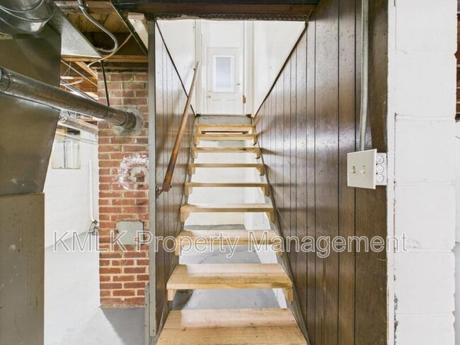 Building Photo - 636 Lurie Ave