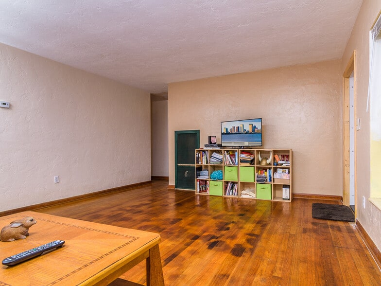 Building Photo - 3136 W EUCLID AVE N