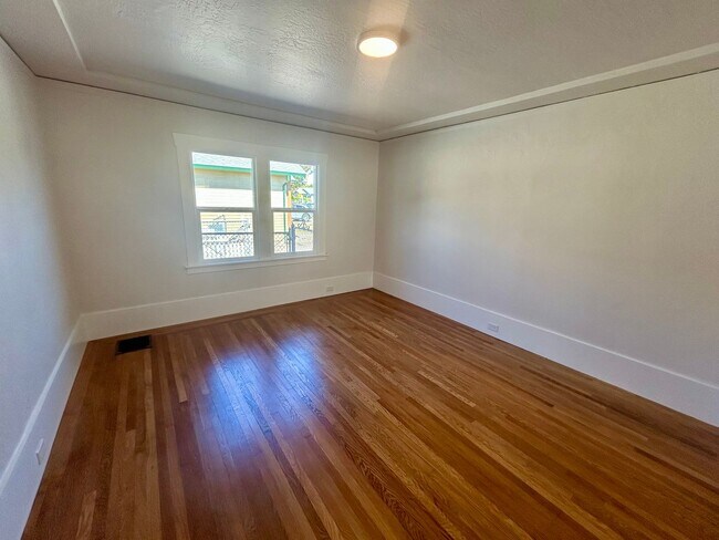 Building Photo - 710 Grove Way