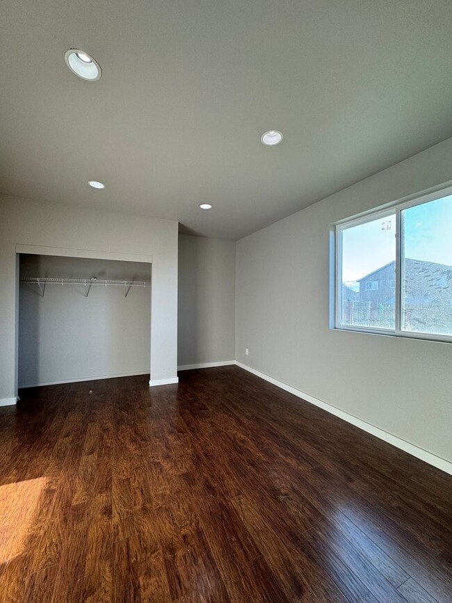 Building Photo - Newly Renovated & Ready to Impress!