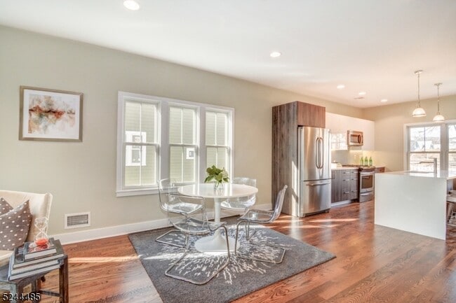 Building Photo - 92 Grove St