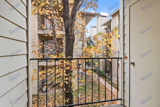 Building Photo - 9520 Royal Ln