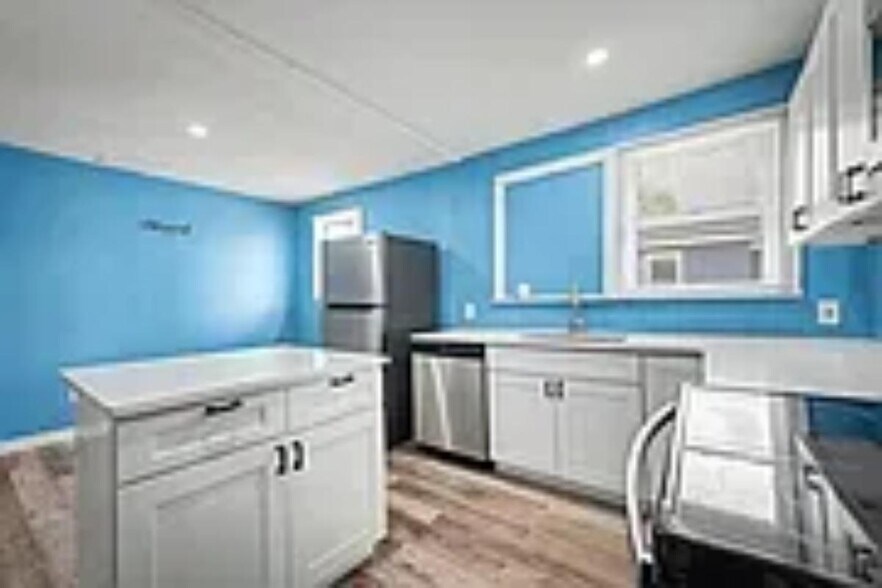 Building Photo - 250 Vernis Ave