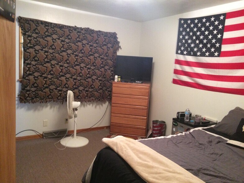 Bedroom - 725 W 19th St