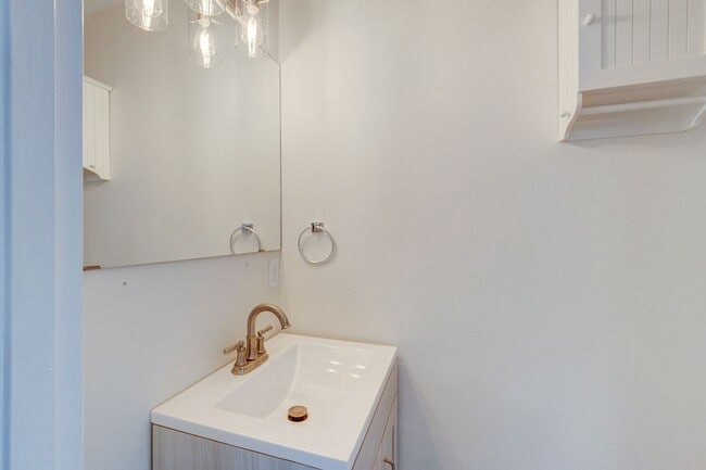 Building Photo - 2 Bedroom, 2.5 Bath Condo in Madrona Heights