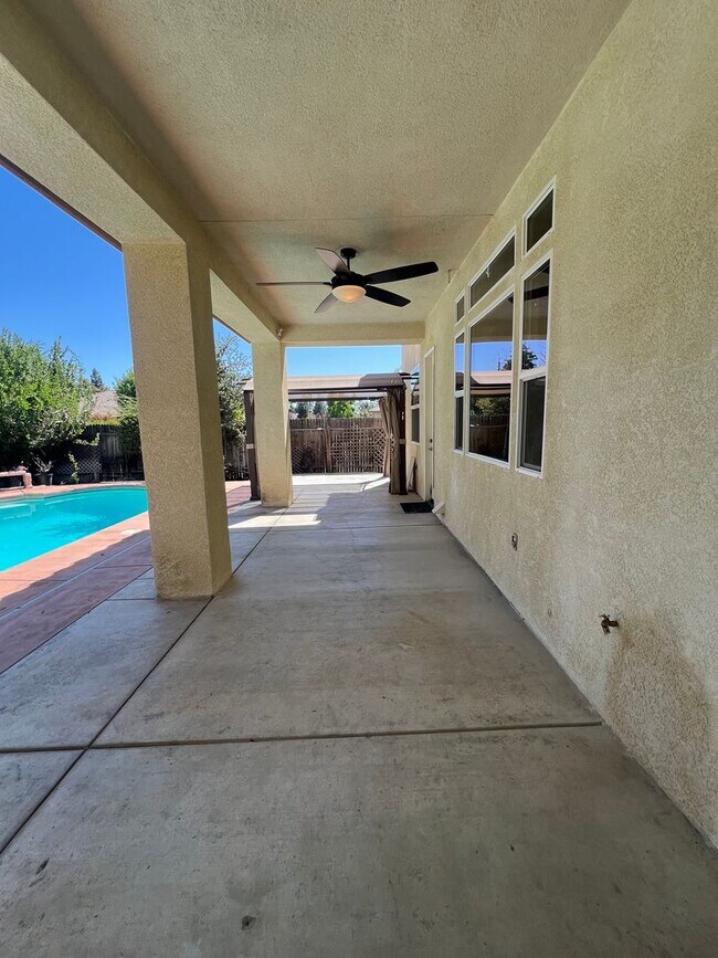 Building Photo - Charming 3 bedroom 2.5 bath!