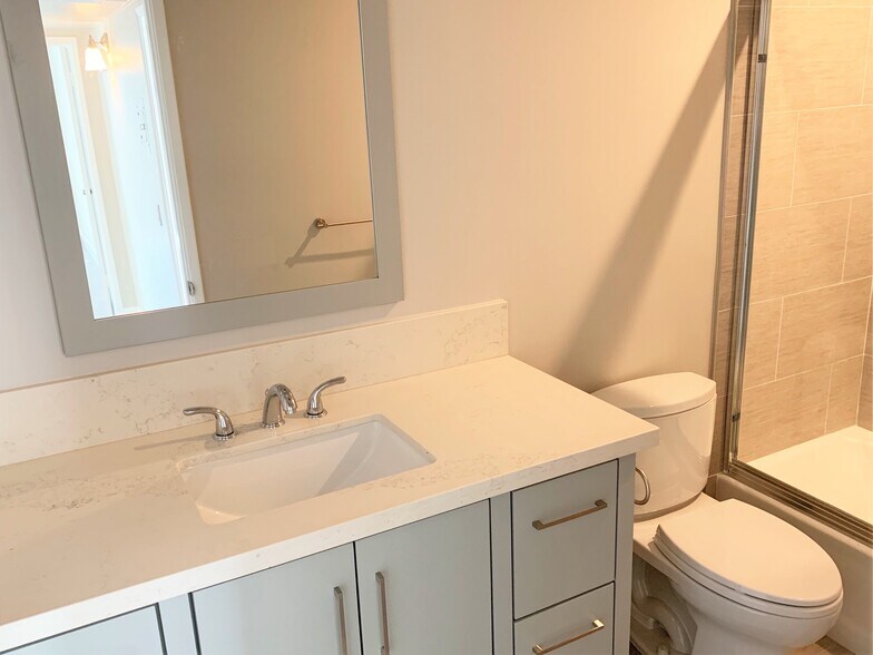 Building Photo - 415 Montana Ave