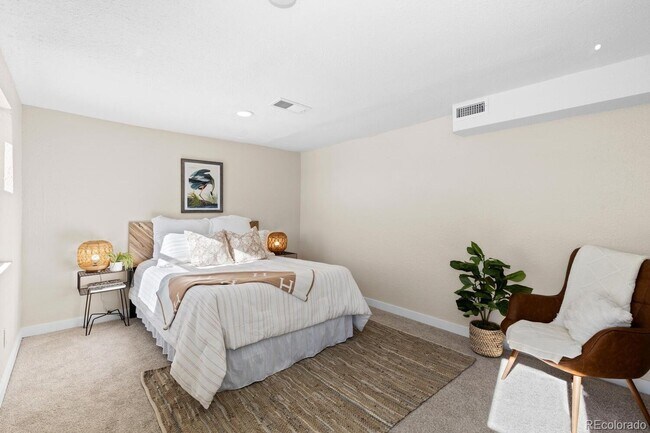 Building Photo - For Rent – Renovated 3 Bedroom Bungalow in Englewood