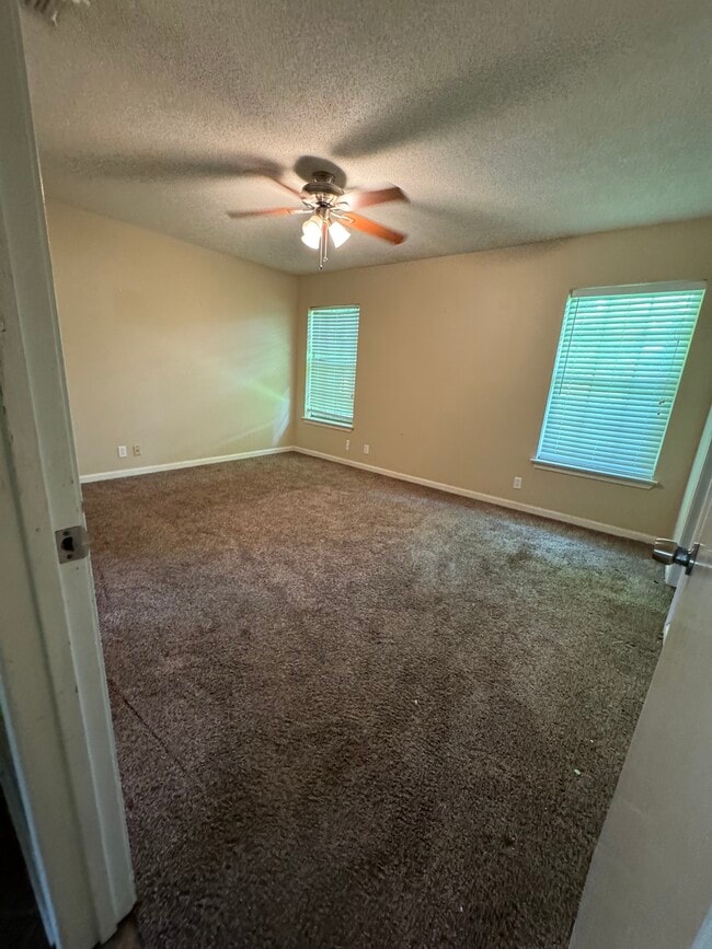 Building Photo - 3000 Mona Dr